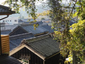 太江寺の参道から望む瓦屋根(伊勢市二見町江)