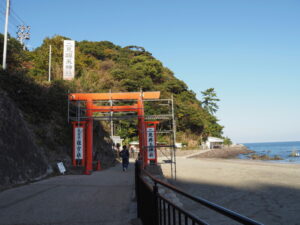 塗り替えられた二見興玉神社の参道鳥居