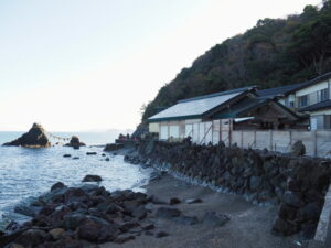 波除板が設置された二見興玉神社