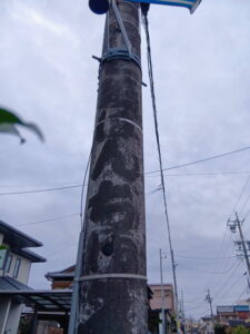 「七越ぱんぢゅう」の直書き塗広告が残る電柱(伊勢市船江)
