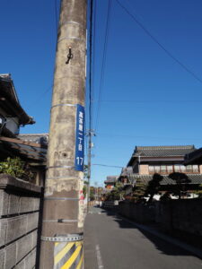 これは直書き塗広告電柱？、伊勢街道（津市高茶屋）