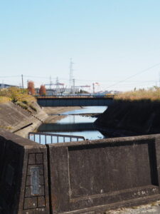 伊勢街道の相川橋から望む相川の下流方向