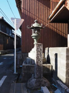 加良比乃神社の社号標付近（津市藤方）