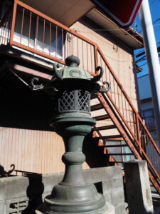 青銅の常夜燈（津市藤方）