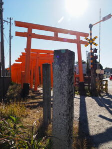 丸山稲荷神社の参道（JR紀勢本線 久居街道踏切付近）