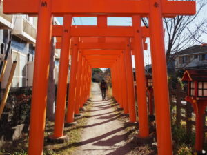 丸山稲荷神社の参道（津市西阿漕町岩田）