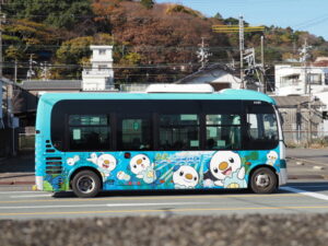 鳥羽市内を走る小型のミジュマルバス