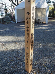 本堂の前に立てられた回向柱、金胎寺(鳥羽市鳥羽)