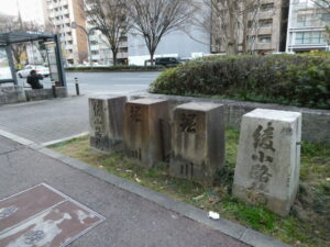 綾小路橋（堀川）の旧親柱（四条堀川交差点付近）