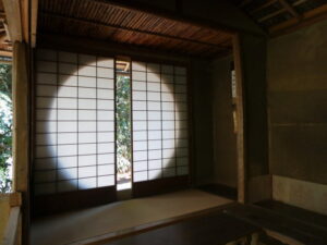 茶室 遺芳庵の「よしの窓」(常照寺)