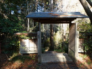 白馬池への門(常照寺)