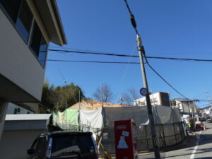 土塁法面が補強される大宮御土居