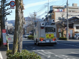 全国高校駅伝2025の前々日に試走する放送車