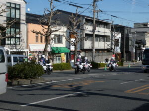 全国高校駅伝2025の前々日に試走する白バイほか