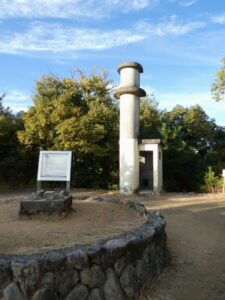 船岡山の三等三角点とサイレン塔