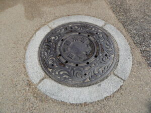 三十三間堂排水溜のマンホール蓋
