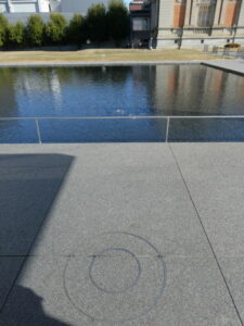 平成知新館エントランス前、方広寺の遺構(南之門、回廊の柱跡)