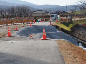宮川橋架替工事現場（宮川右岸の堤防道路）