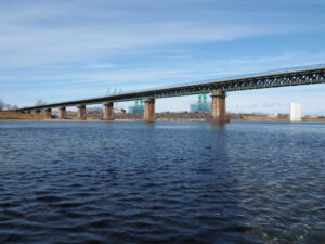 JR参宮線宮川橋梁の向こうに望むP6、P7橋脚の工事現場（宮川橋架替工事）