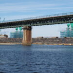 JR参宮線宮川橋梁の向こうに望むP6、P7橋脚の工事現場（宮川橋架替工事）