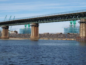 JR参宮線宮川橋梁の向こうに望むP6、P7橋脚の工事現場（宮川橋架替工事）